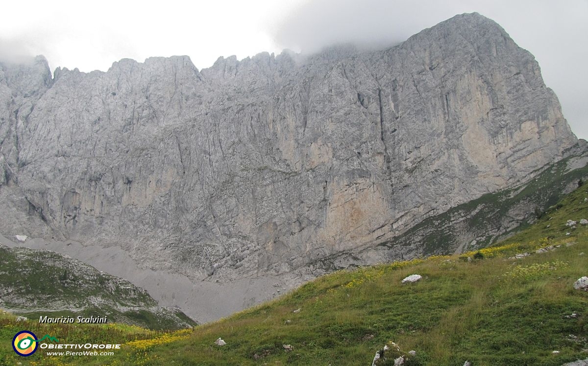 93 Il panorama dalla baitella, il possente Spigolo Nord-Ovest....JPG